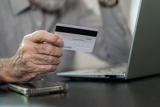Poslal fotku občanky, teď bude splácet půjčky. Senior se nachytal na „zapomenuté“ peníze